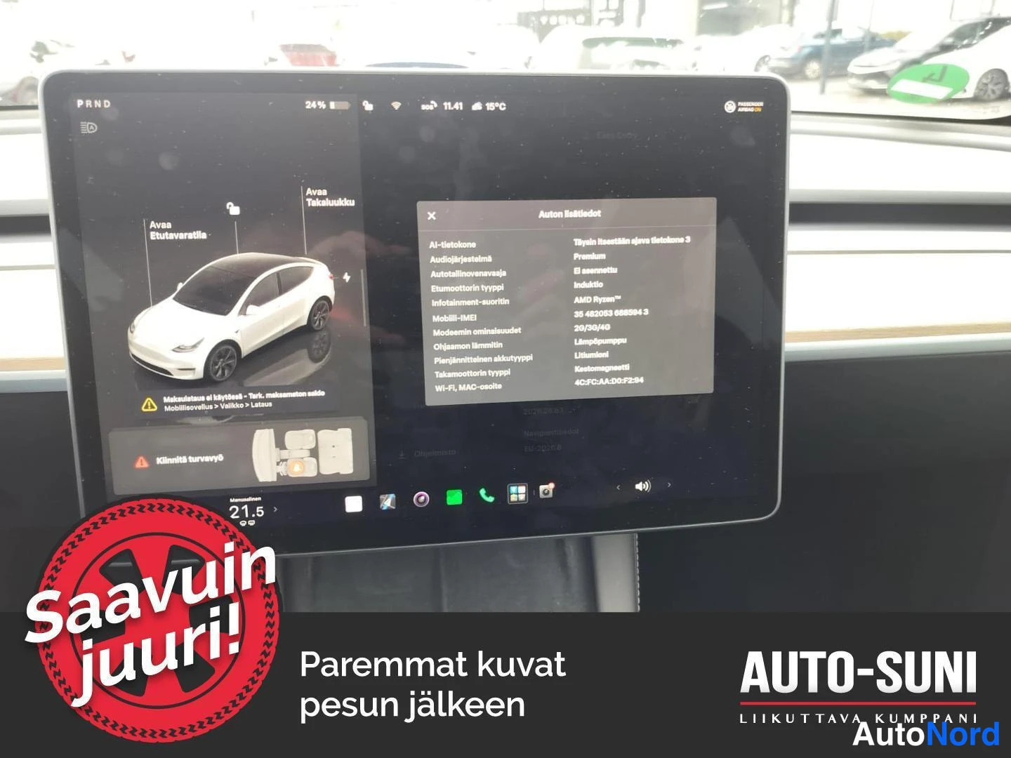 Muu: Auton kosketusnäytöllä näkyy 'Auton tiedot' -näkymä, jossa lukee mm. 'AMD Ryzen™' ja 'Lämmönpumppu'.