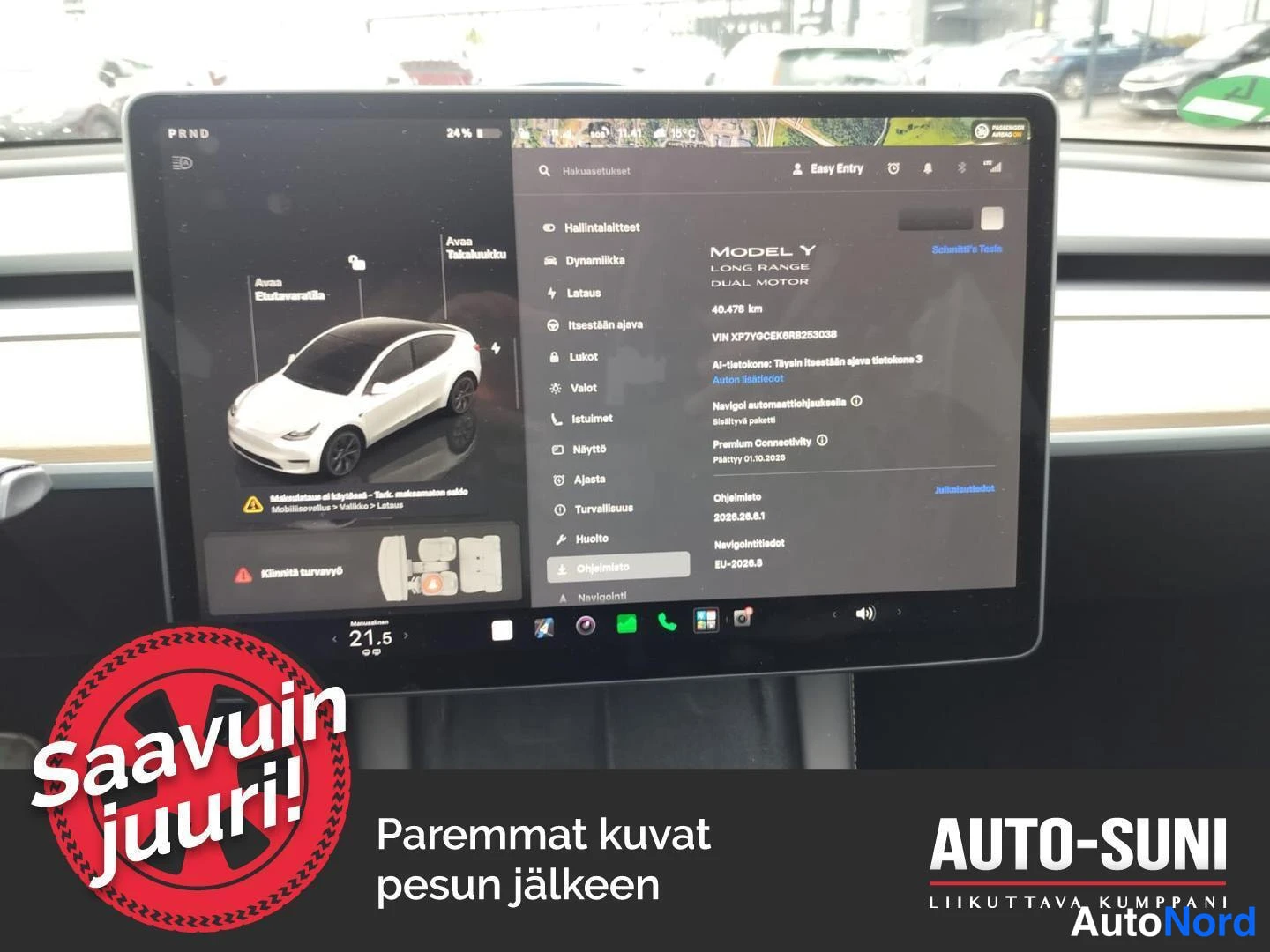 Muu: Kosketusnäyttö näyttää ajoneuvon tiedot: 'MODEL Y, LONG RANGE, DUAL MOTOR', VIN ja ohjelmistoversio 2025.36.61.