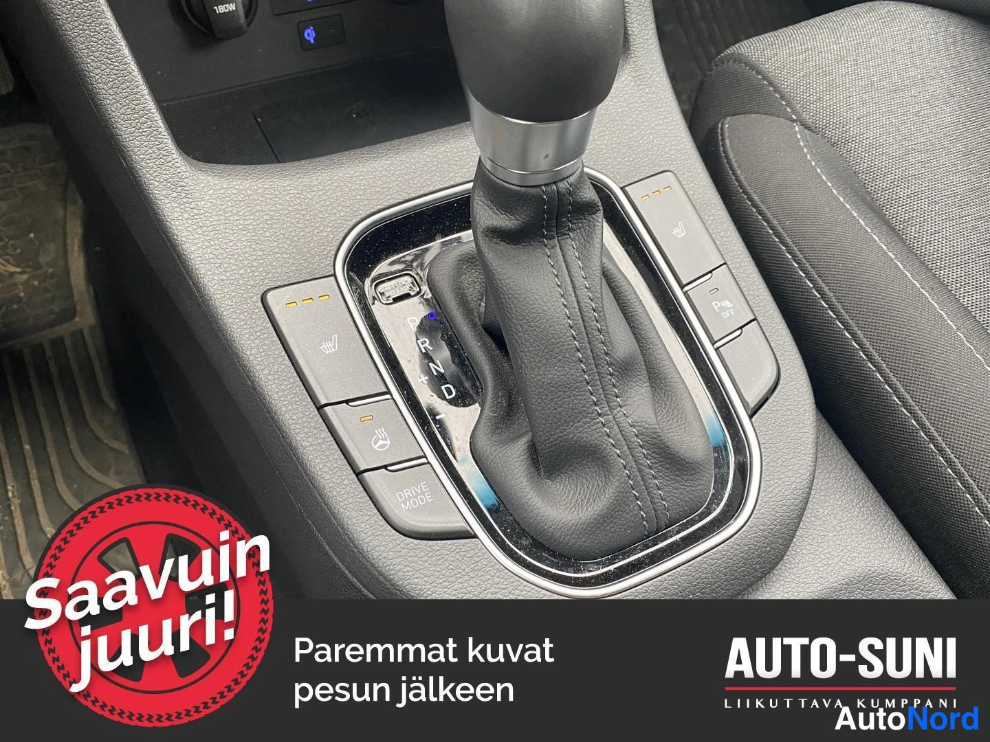 Muu: Automaattivaihteiston valitsin P R N D -asemilla ja DRIVE MODE -painikkeet keskikonsolissa.