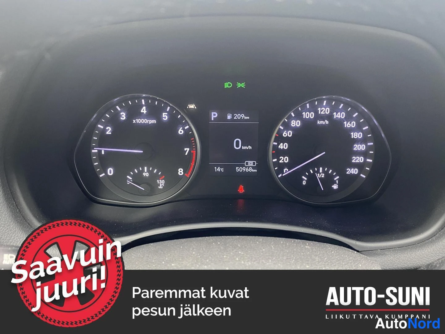 Yksityiskohta: Mittaristo: kierroslukumittari ja nopeusmittari, keskellä P-tila, 0 km/h, odometeri 50968 km, 14 °C ulkolämpötila.