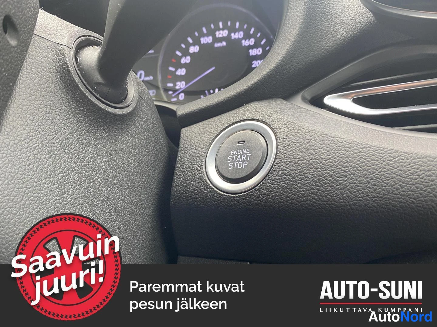 Muu: Näppäintön Käynnistyspainike ENGINE START STOP ohjauspyörän oikealla puolella, taustalla nopeusmittari.
