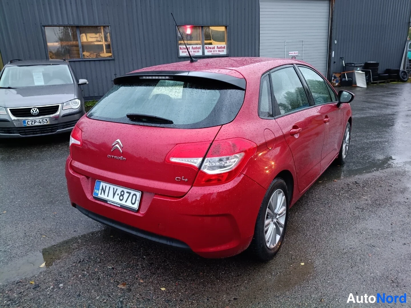 Takaviisto: Citroën C4:n perä kolmannelta, punainen koriväri, rekisterikilpi ja Citroën-logo takaluukussa.