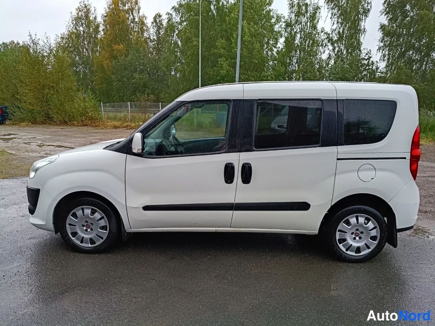 Sivulta: Fiat Doblo -pakettiauto valkoinen, sivukuva