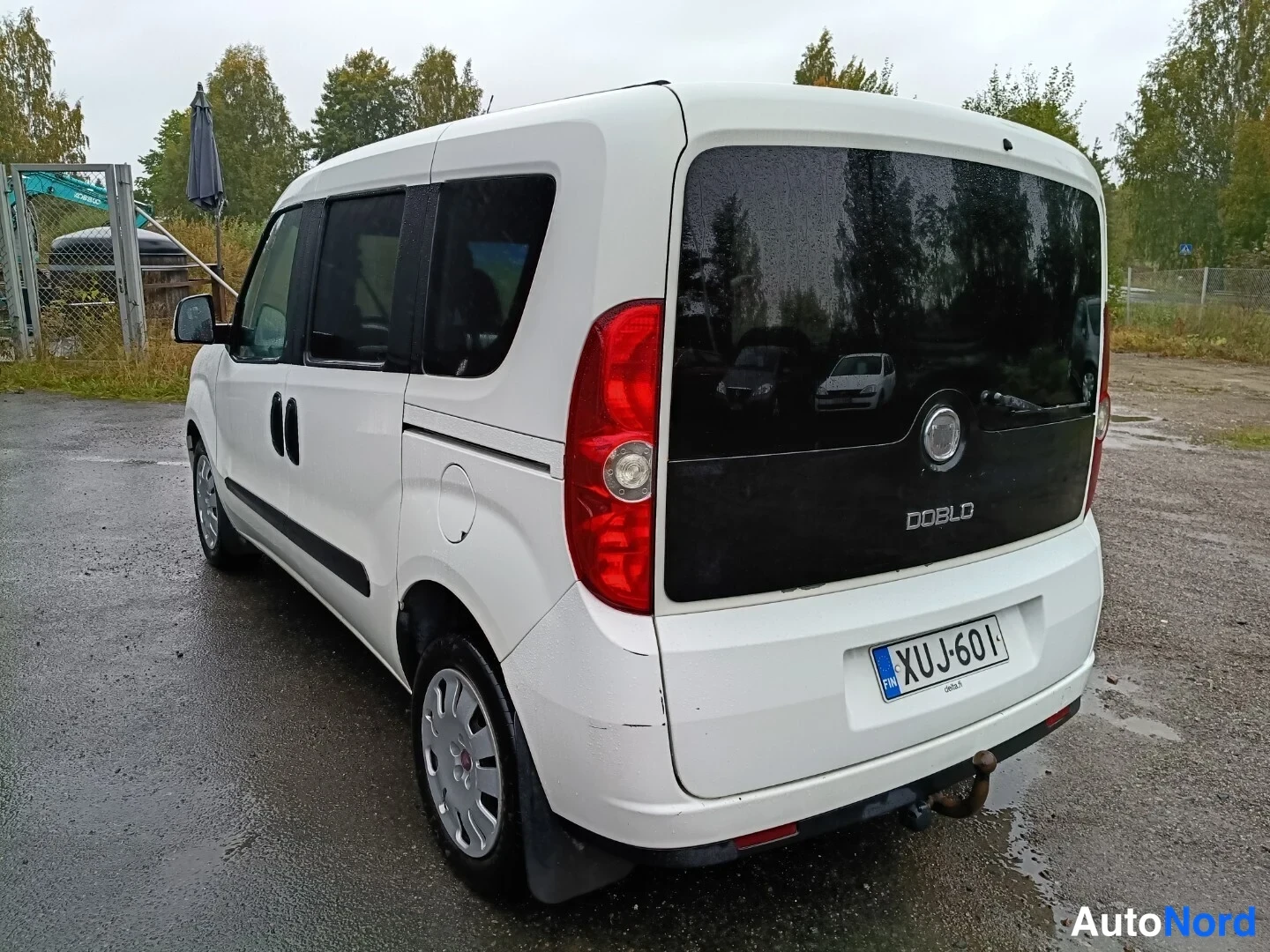 Takaviisto: Fiat Doblo -pakettiauto valkoinen, takakolmiview