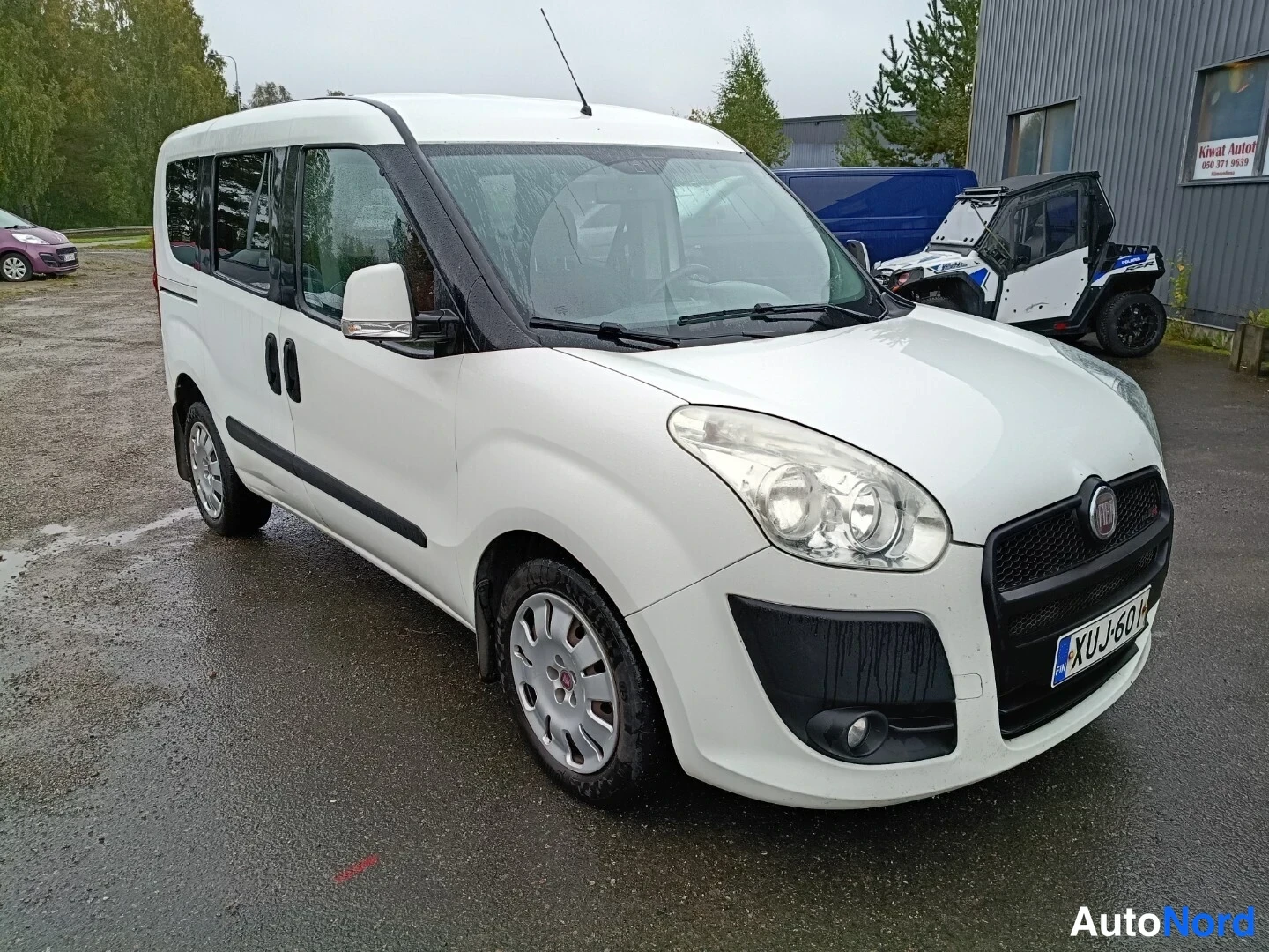 Etuviisto, nokka oikealle: Fiat Doblo -pakettiauto valkoinen, etukolmiview oikealta