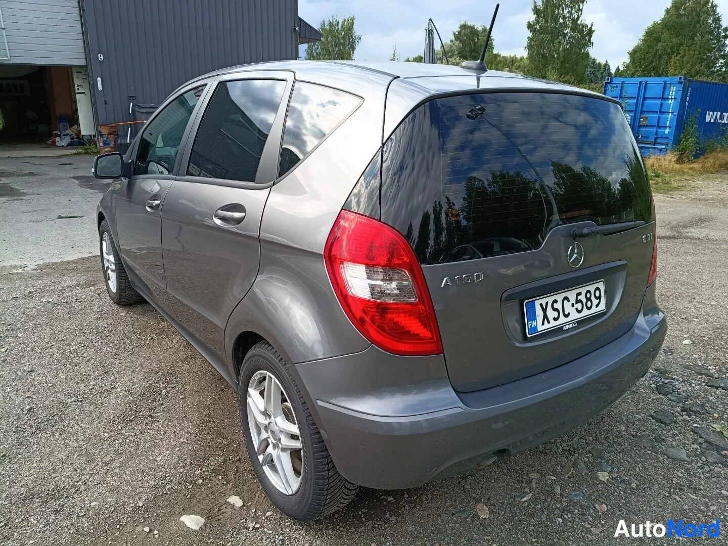 Takaviisto: Mercedes-Benz A takaviistossa, peräosassa A160-merkintä ja rekisterikilpi.