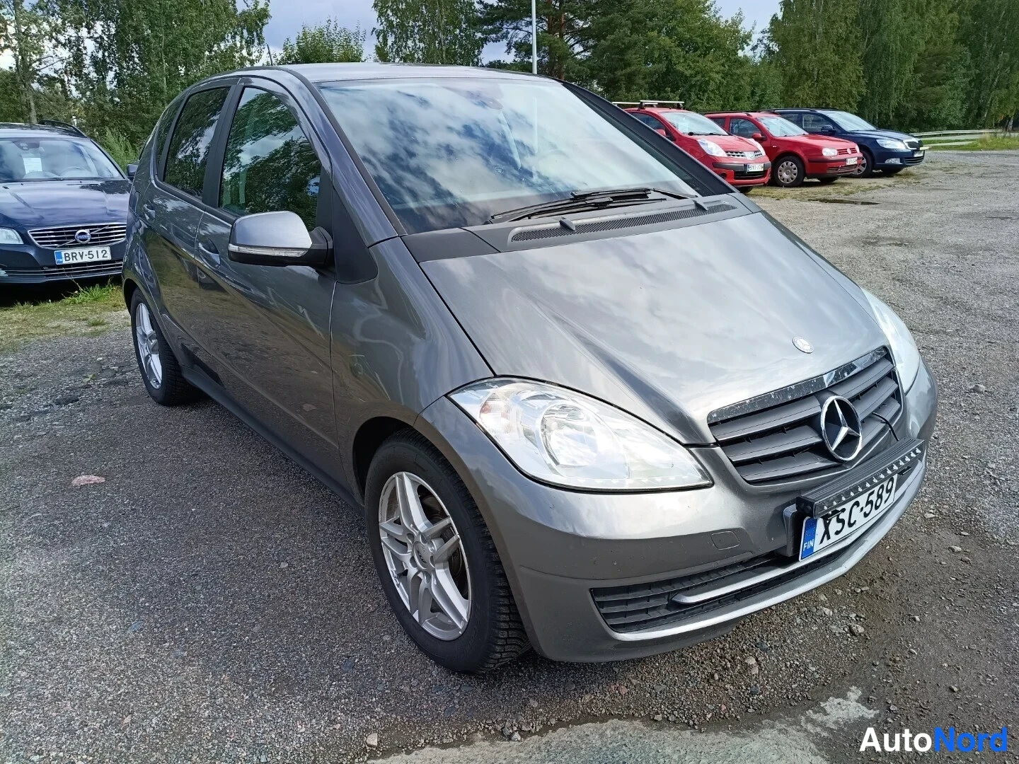 Etuviisto, nokka oikealle: Mercedes-Benz A harmaana etuviistossa oikealta kuvattuna, rekisterikilpi.