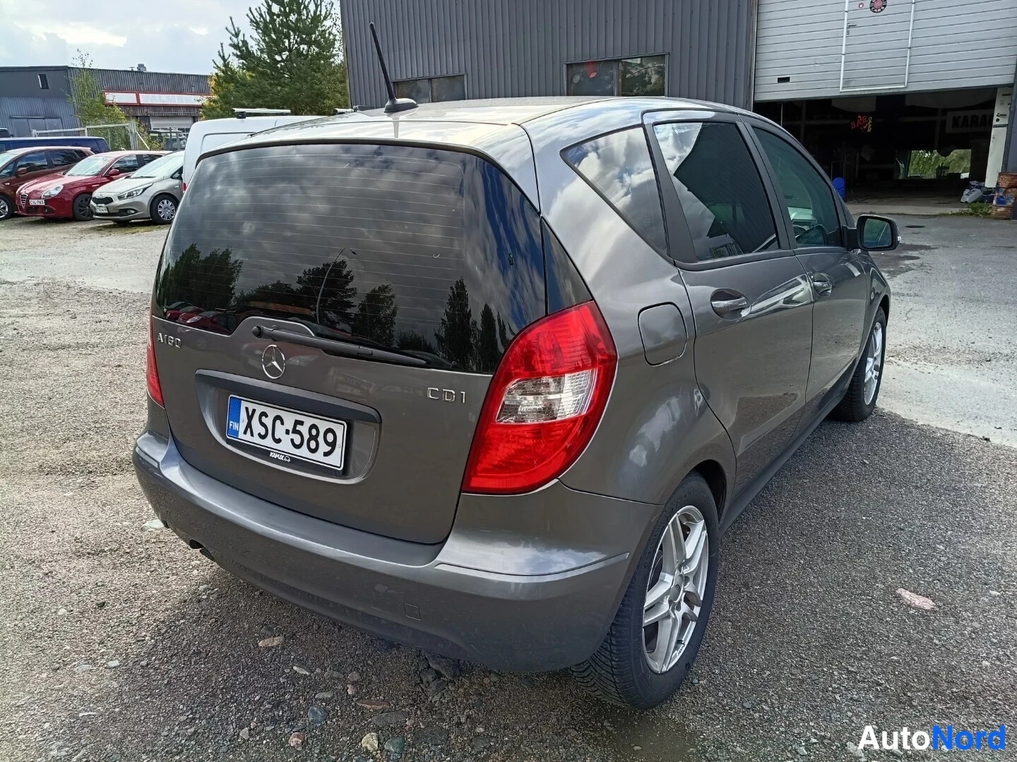 Takaviisto: Harmaan Mercedes-Benz A:n takapää ja oikea kylki; rekisterikilpi, takalasi ja takavalot.