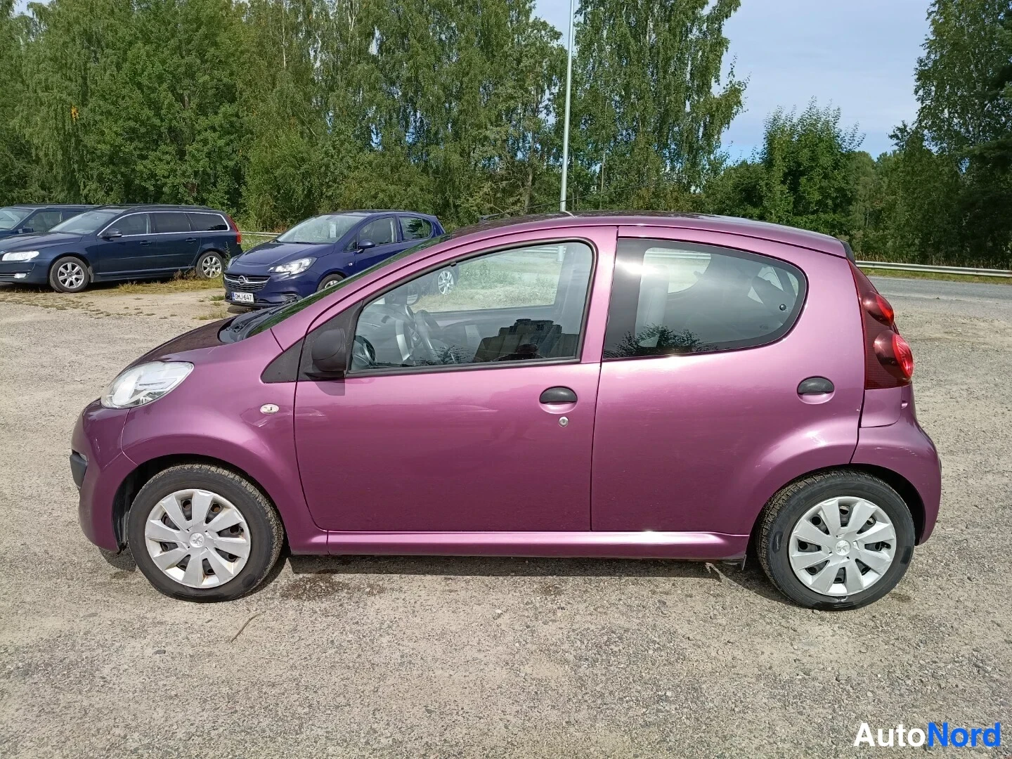 Sivulta: Peugeot 107 viininpunainen, sivukuva oikealta puolelta