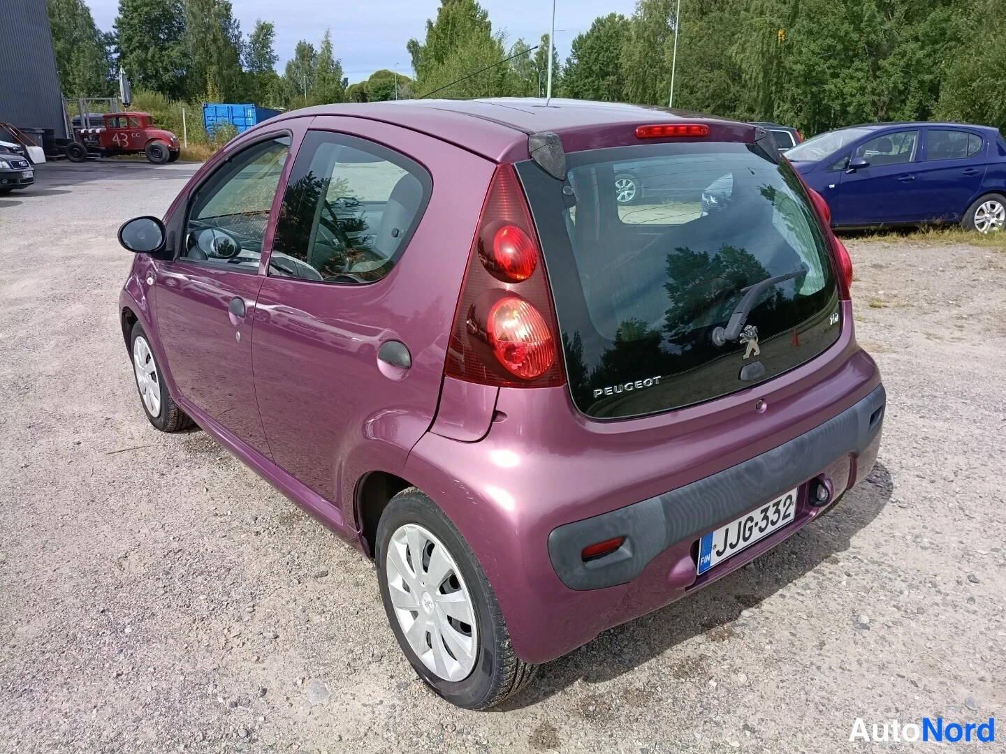 Takaviisto: Peugeot 107 viininpunainen, taka kolmasosa oikealta, rekisteri