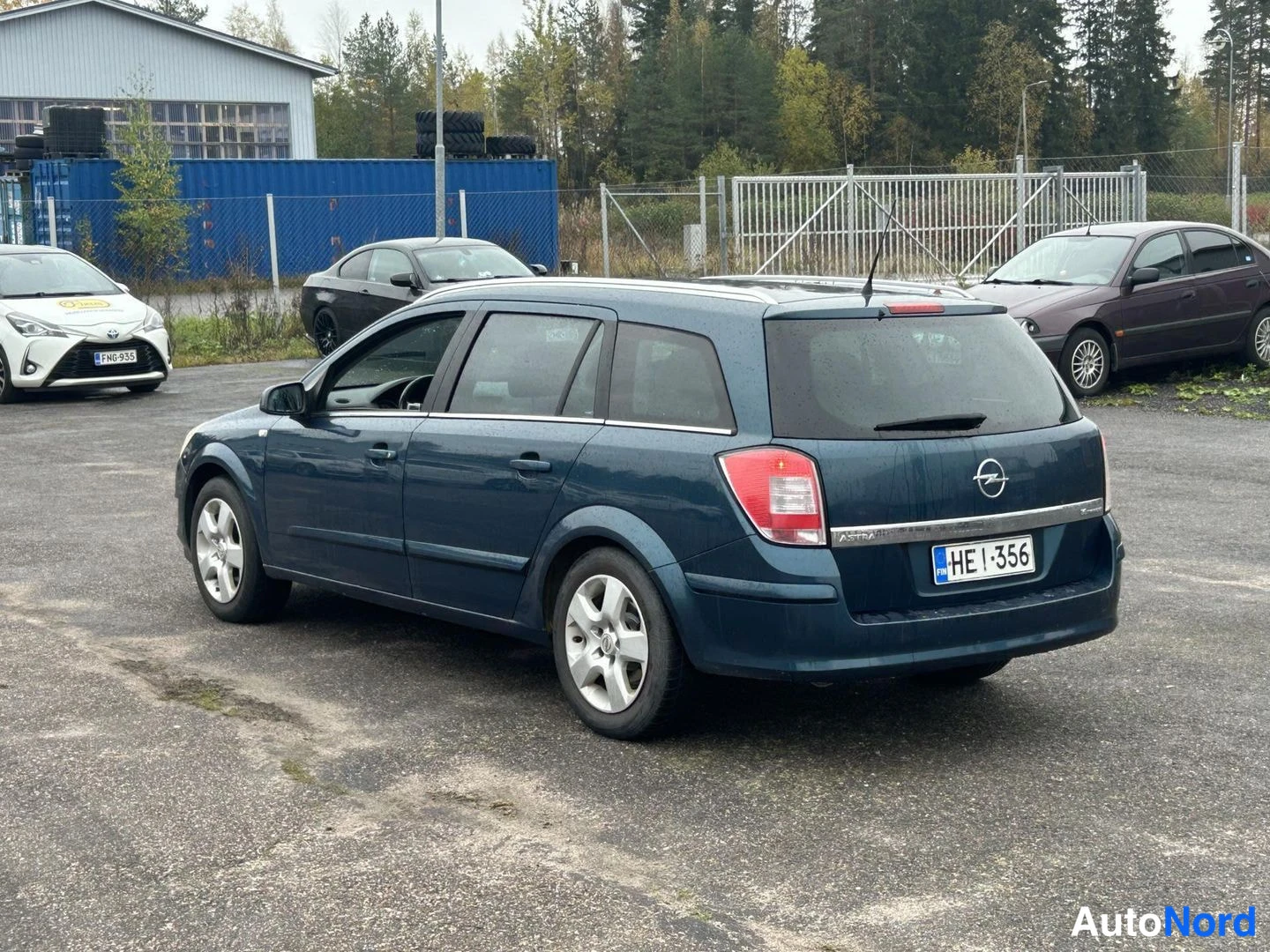 Takaviisto: Opel Astra -farmari takakulmasta, rekisteritunnus, takavalo ja Opel-merkki näkyvissä.