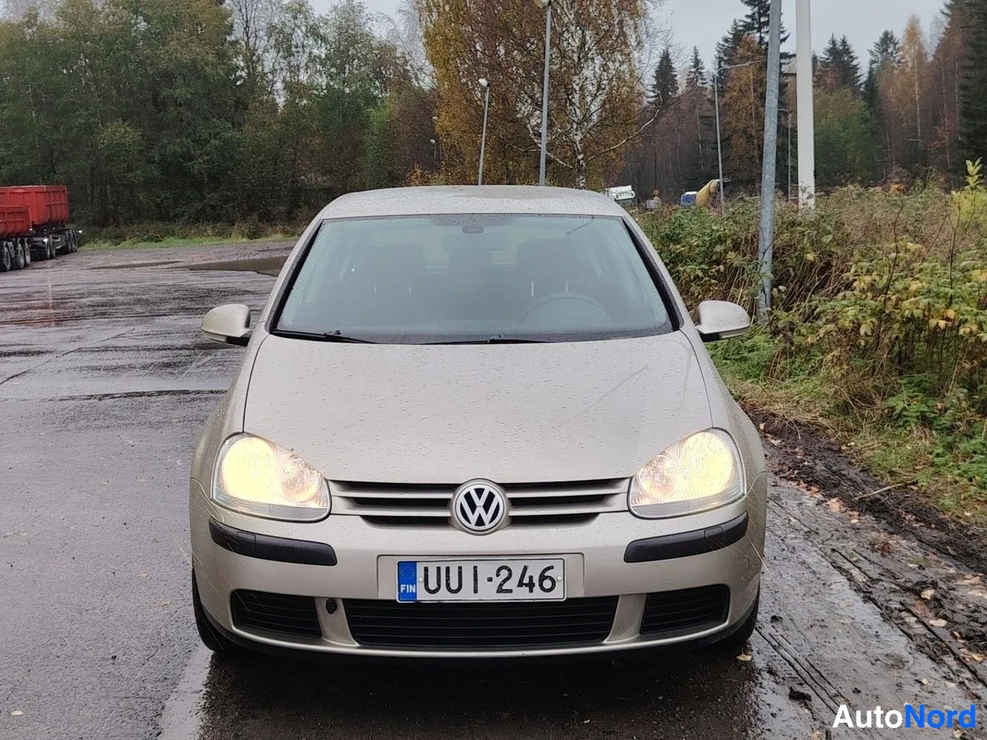 Edestä: Volkswagen Golf, edestäpäin valokuvattu, kultaisenbeige väri