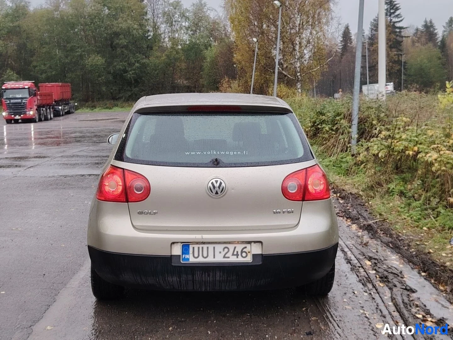 Takaa: Volkswagen Golf, takaa valokuvattu
