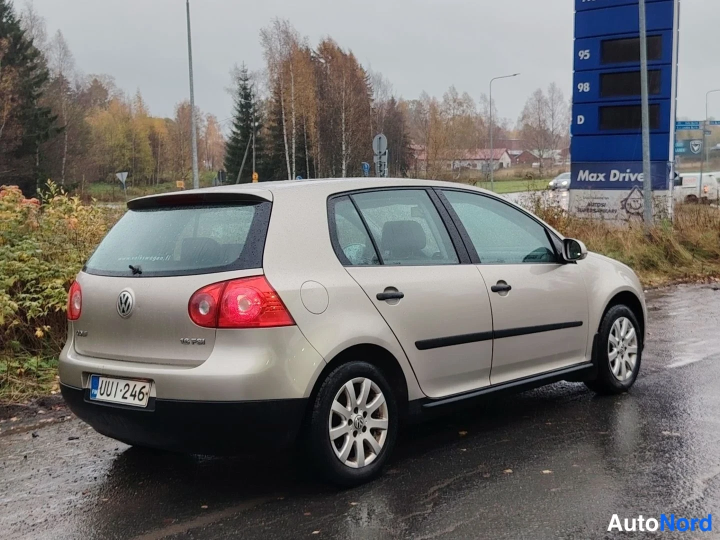 Takaviisto: Volkswagen Golf, takaa sivulta valokuvattu