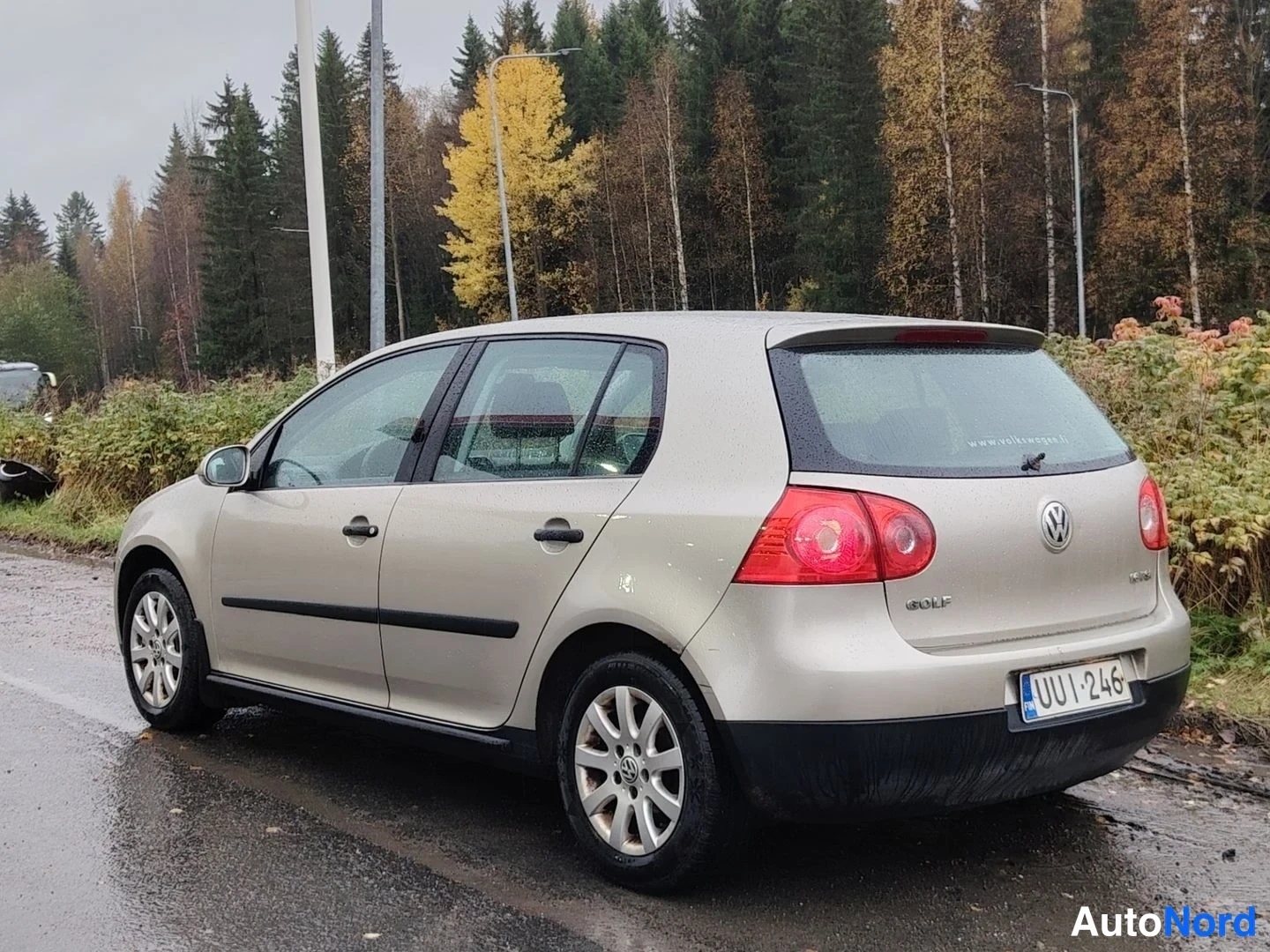 Sivulta: Volkswagen Golf, sivulta valokuvattu