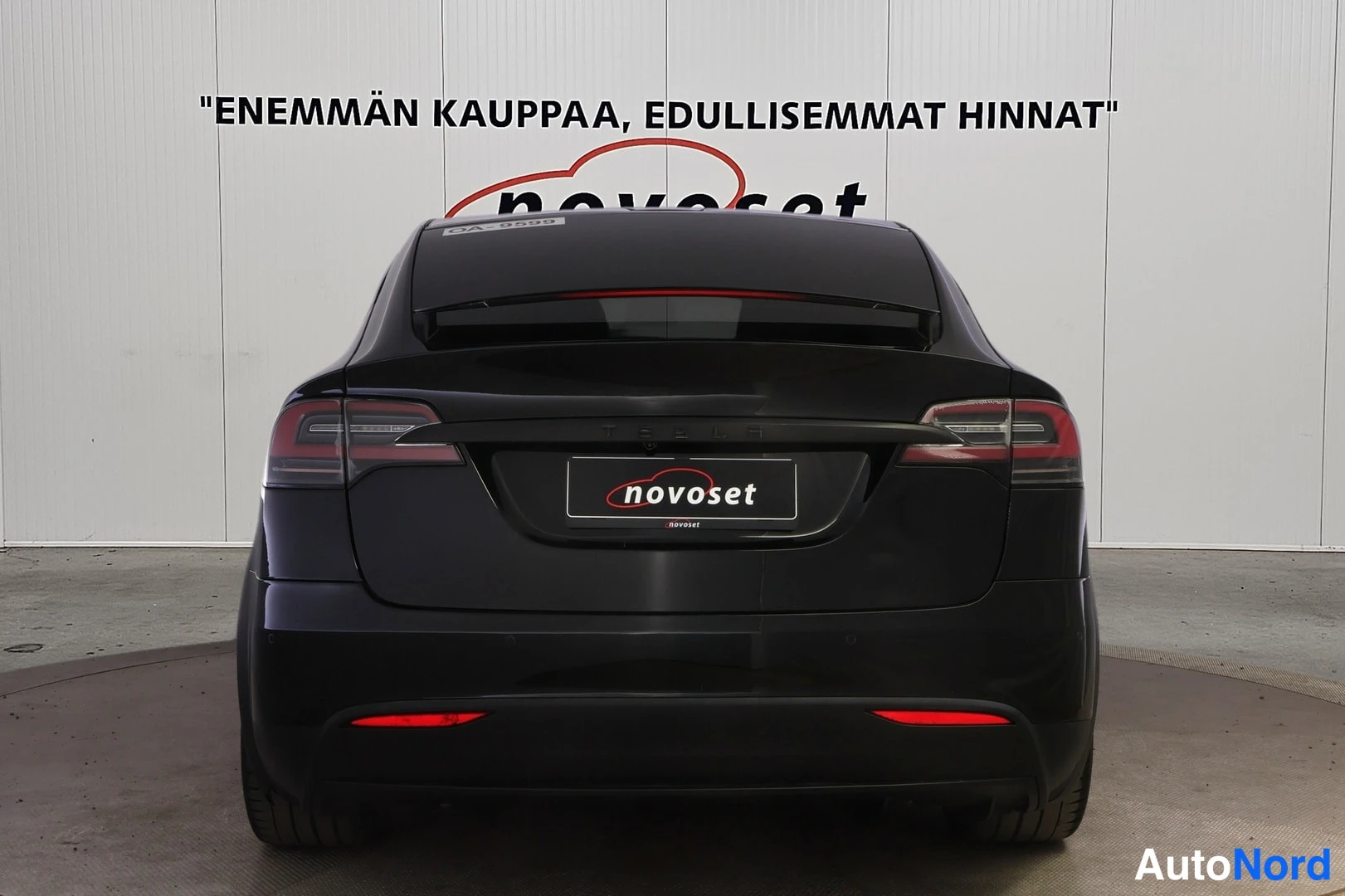 Takaa: Tesla Model X -mustan auton takanäkyvissä, takavalot ja peräluukki näkyvät suoraan takaa kuvattuna.