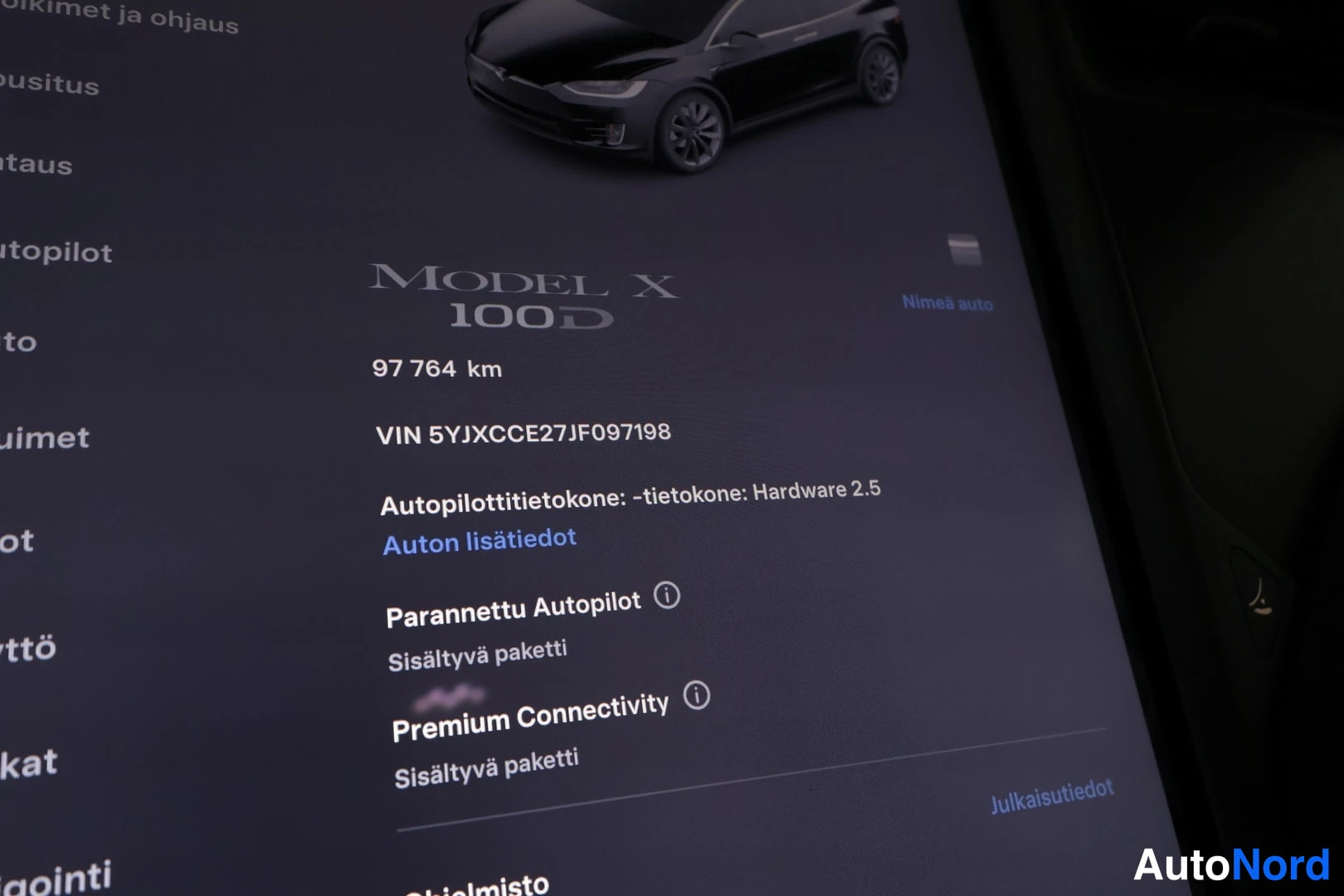 Yksityiskohta: Auton näytön kuvakaappaus: Model X 100D -tiedot, 97 764 km, VIN ja Autopilot-tietokoneen versio.