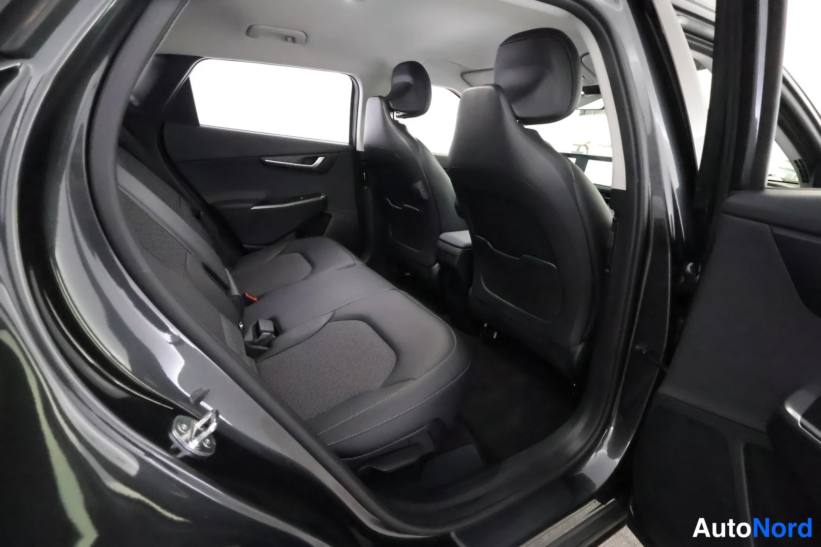 Muu: Kia EV6:n takamatkustamo takaovesta katsottuna: takaistuin, etumatkustajan tuen selkänoja ja ovipaneeli.