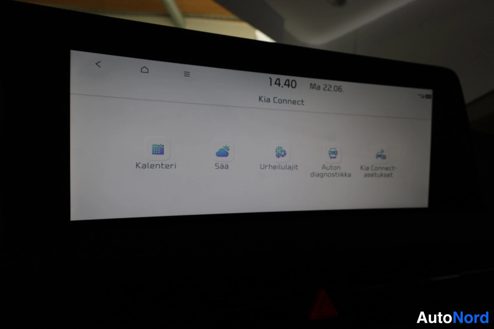 Muu: Auton infotainment-näyttö näyttää Kia Connect -valikon sovelluksilla Kalenteri, Sää, Urheilulajit, Auton diagnostiikka ja Kia Connect-asetukset.