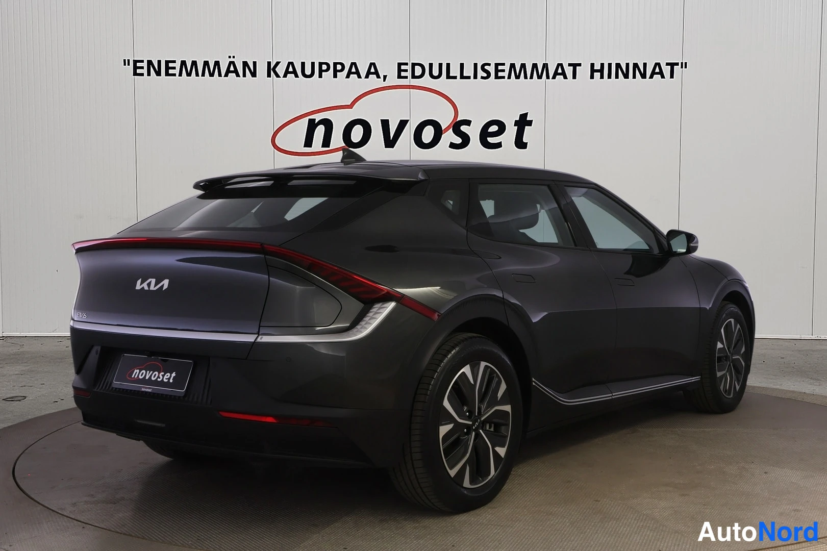 Takaviisto: Kia EV6 takaa oikealta kolmasosan kuvassa; takavalot ja KIA-tunnus näkyvät.