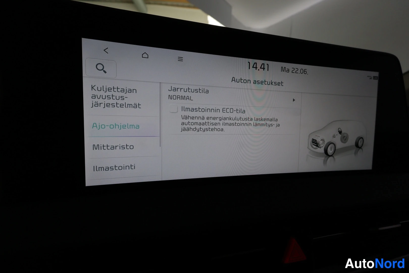 Muu: Auton infotainment-näytön Ajo-ohjelma-asetukset: jarrutustila NORMAL ja valintaruutu Ilmastoinnin ECO-tila kuvaajalla.