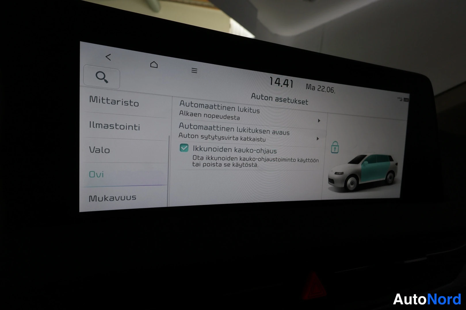 Muu: Ajoneuvon infotainment-näyttö auton asetusten ovi-valikossa.
