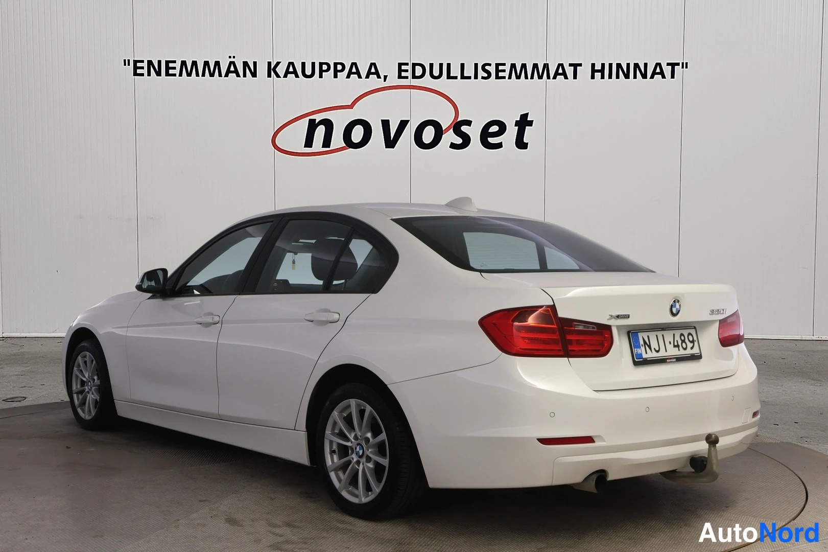 Valkoinen BMW 320i xDrive 2014, takaviisto, kuva 7
