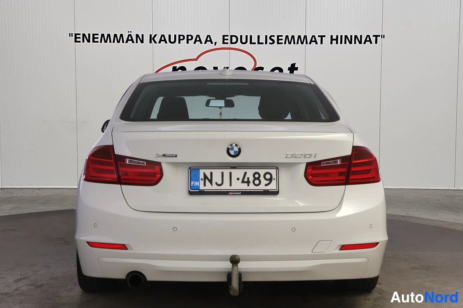 Valkoinen BMW 320i xDrive 2014, takaa, kuva 9