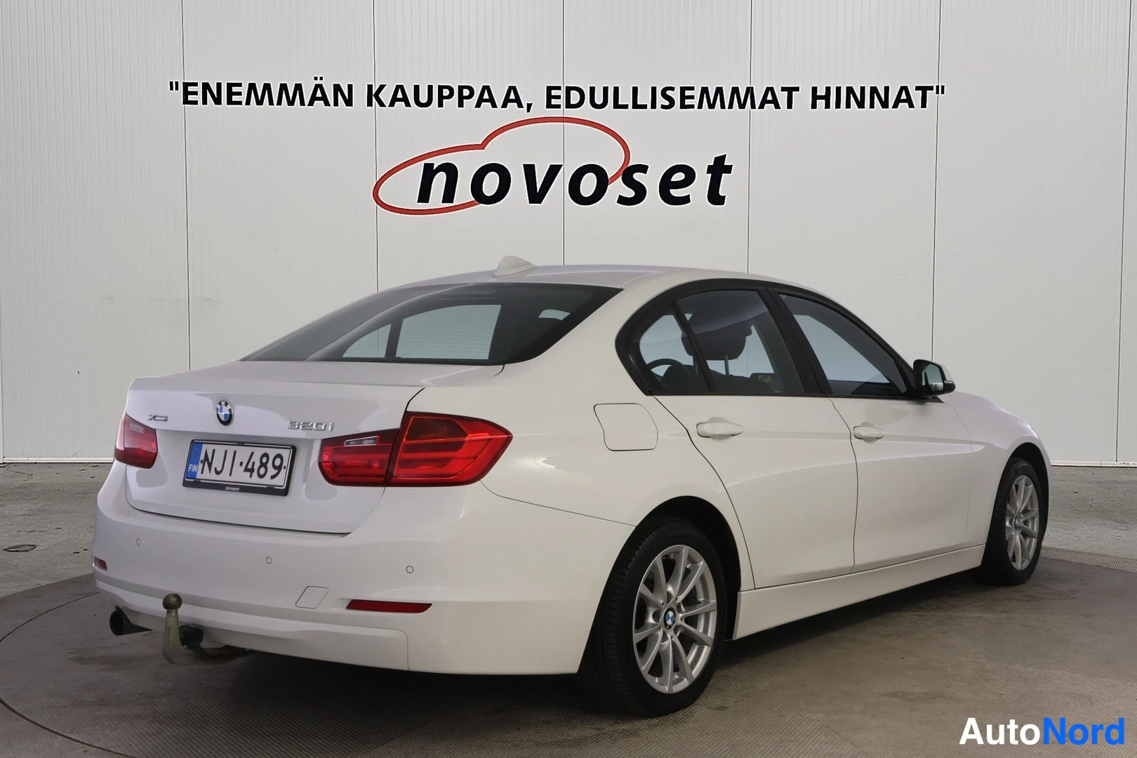 Valkoinen BMW 320i xDrive 2014, takaviisto, kuva 8