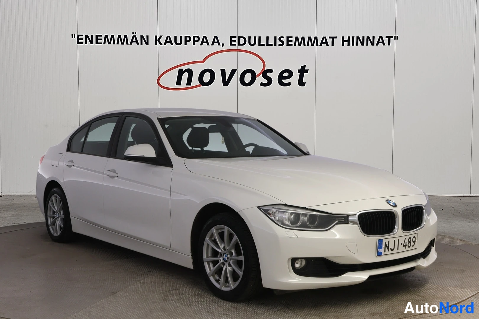Valkoinen BMW 320i xDrive 2014, etuviisto, keula oikealle, kuva 2