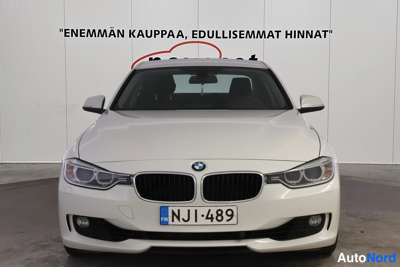 Valkoinen BMW 320i xDrive 2014, edestä, kuva 3