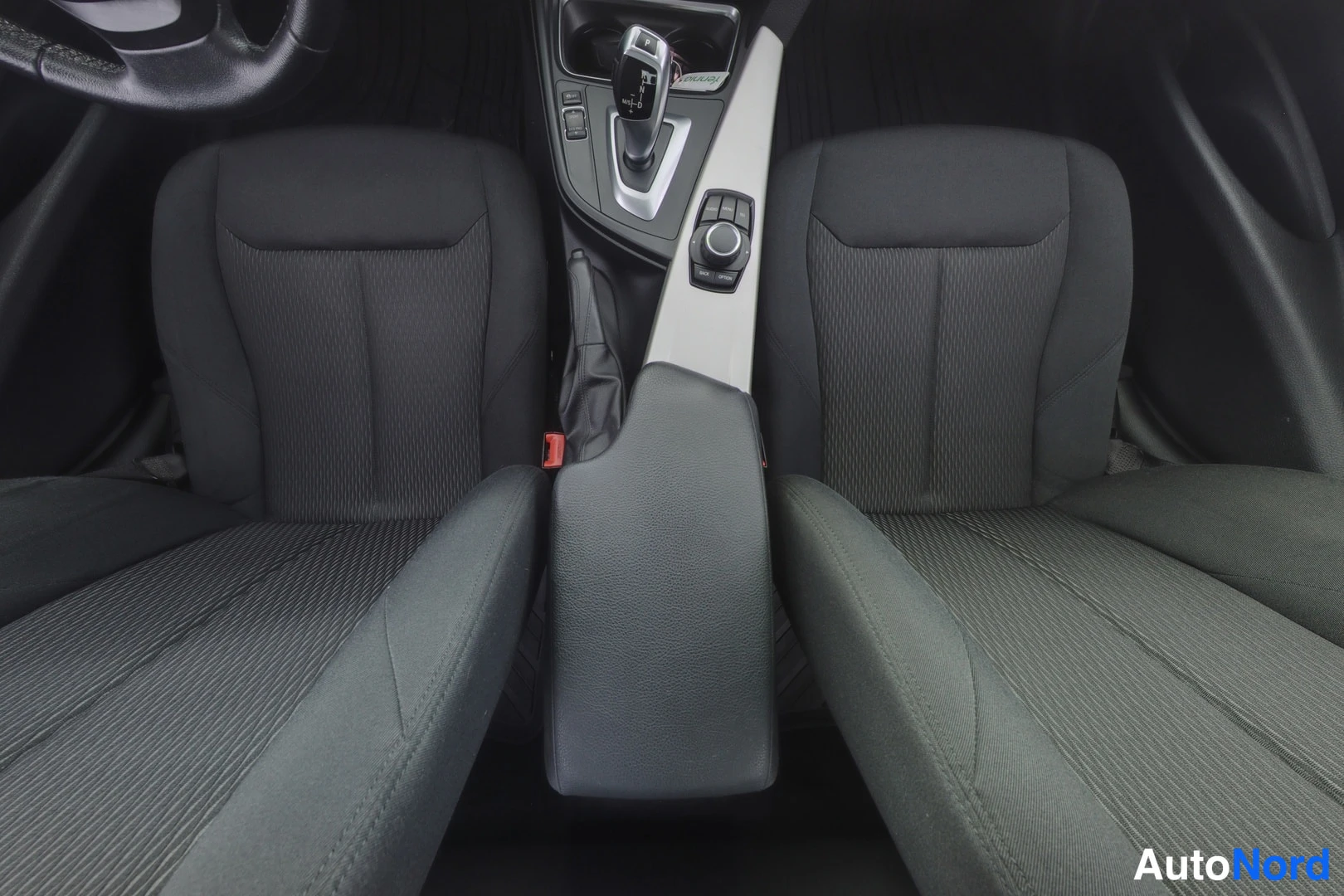Valkoinen BMW 320i xDrive 2014, etuistuimet, kuva 12