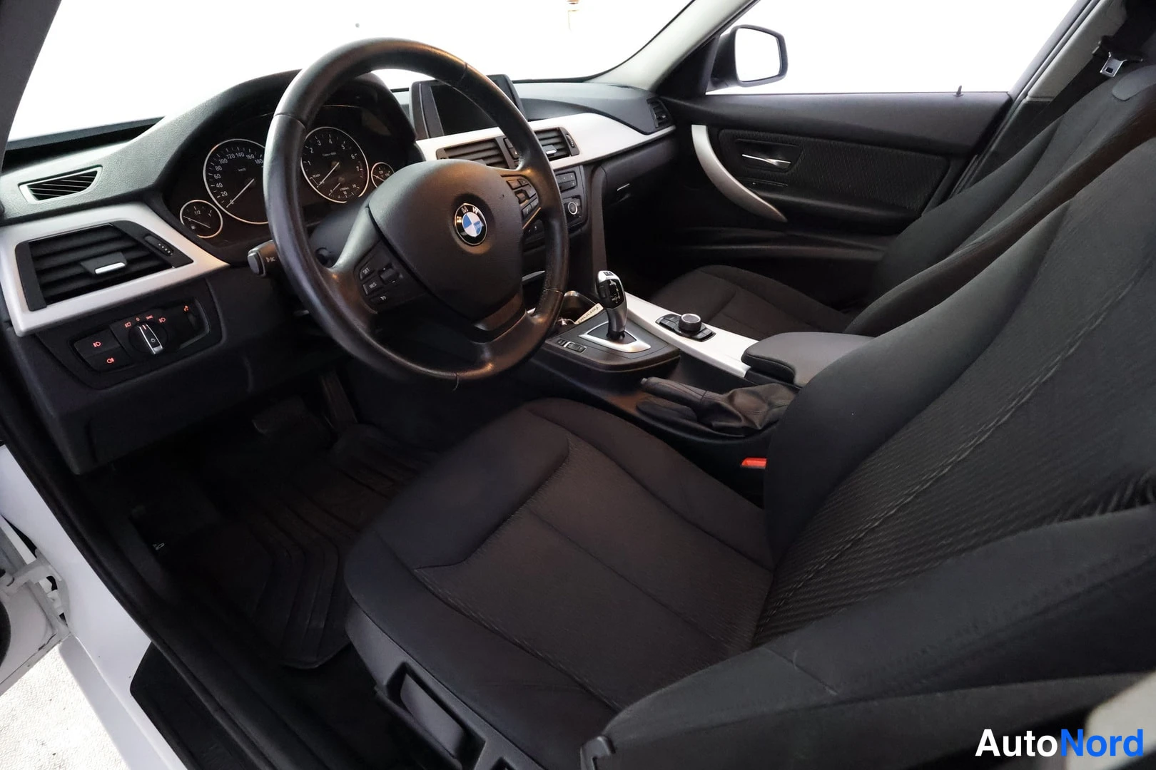 Valkoinen BMW 320i xDrive 2014, edestä, kuva 10