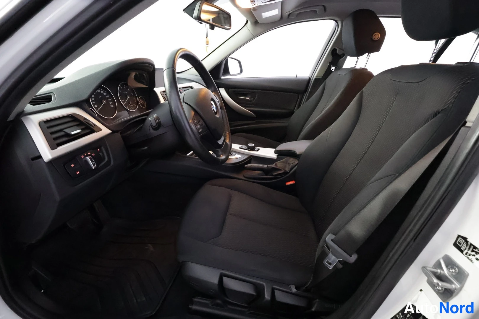 Valkoinen BMW 320i xDrive 2014, kuva 27