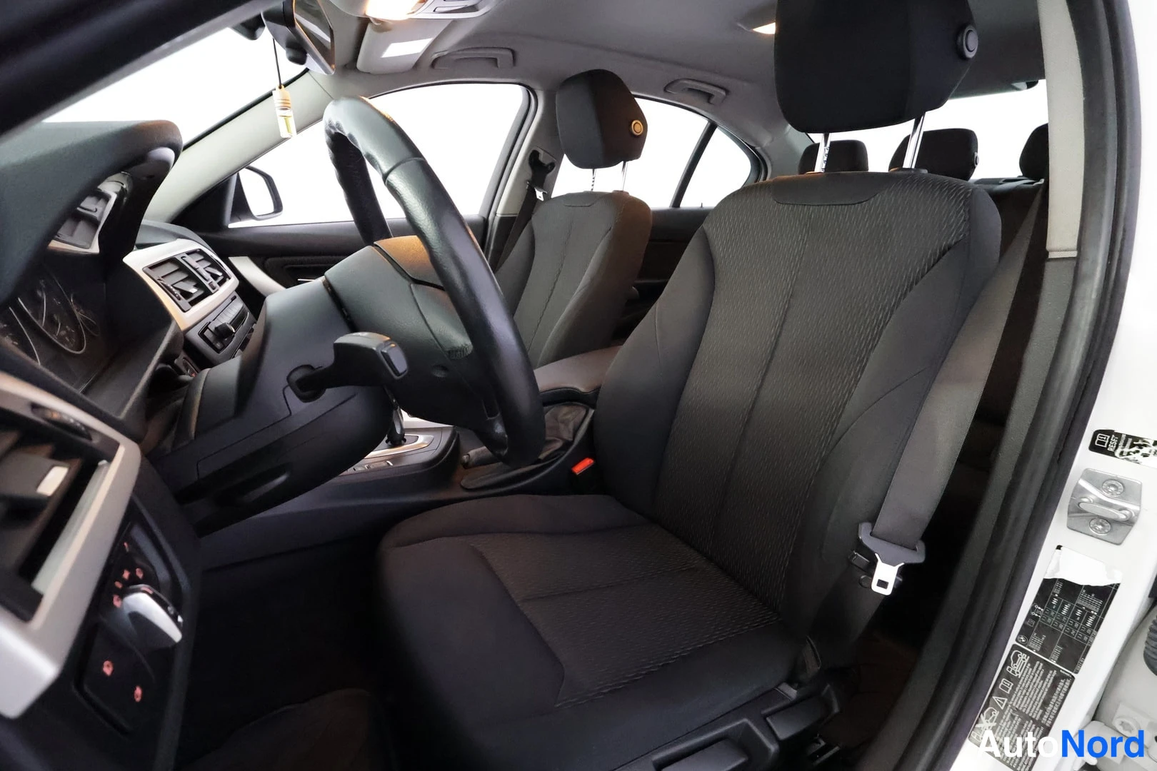 Valkoinen BMW 320i xDrive 2014, kuva 40