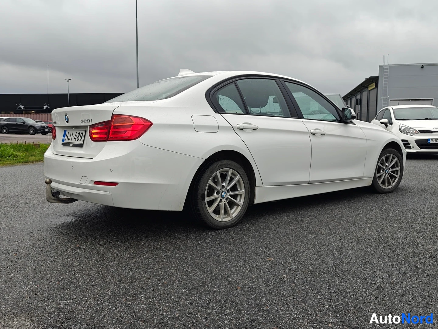 Takaviisto: BMW 320i xDrive Limited Edition 2014, valkoinen sedan, takakulmakuva