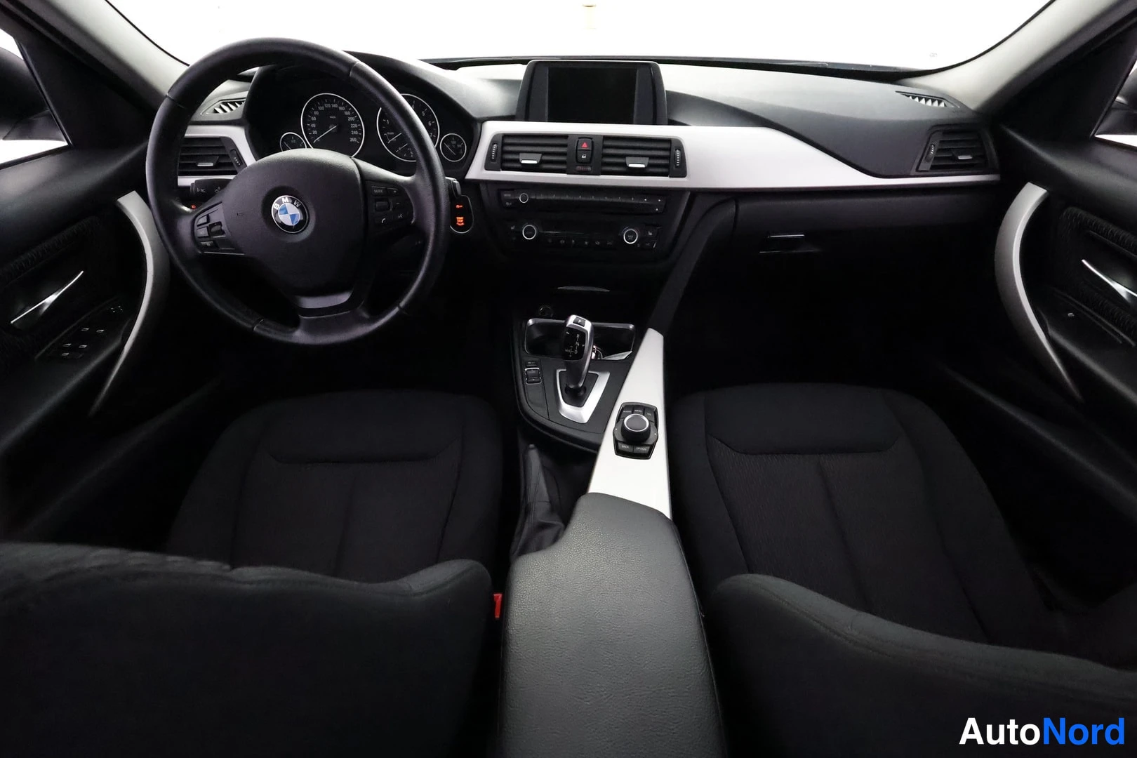 Valkoinen BMW 320i xDrive 2014, yksityiskohta, kuva 13