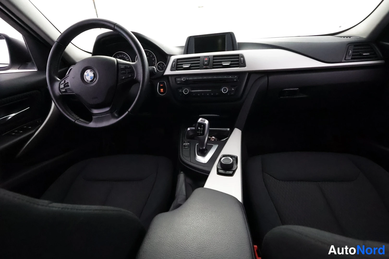 Valkoinen BMW 320i xDrive 2014, edestä, kuva 11