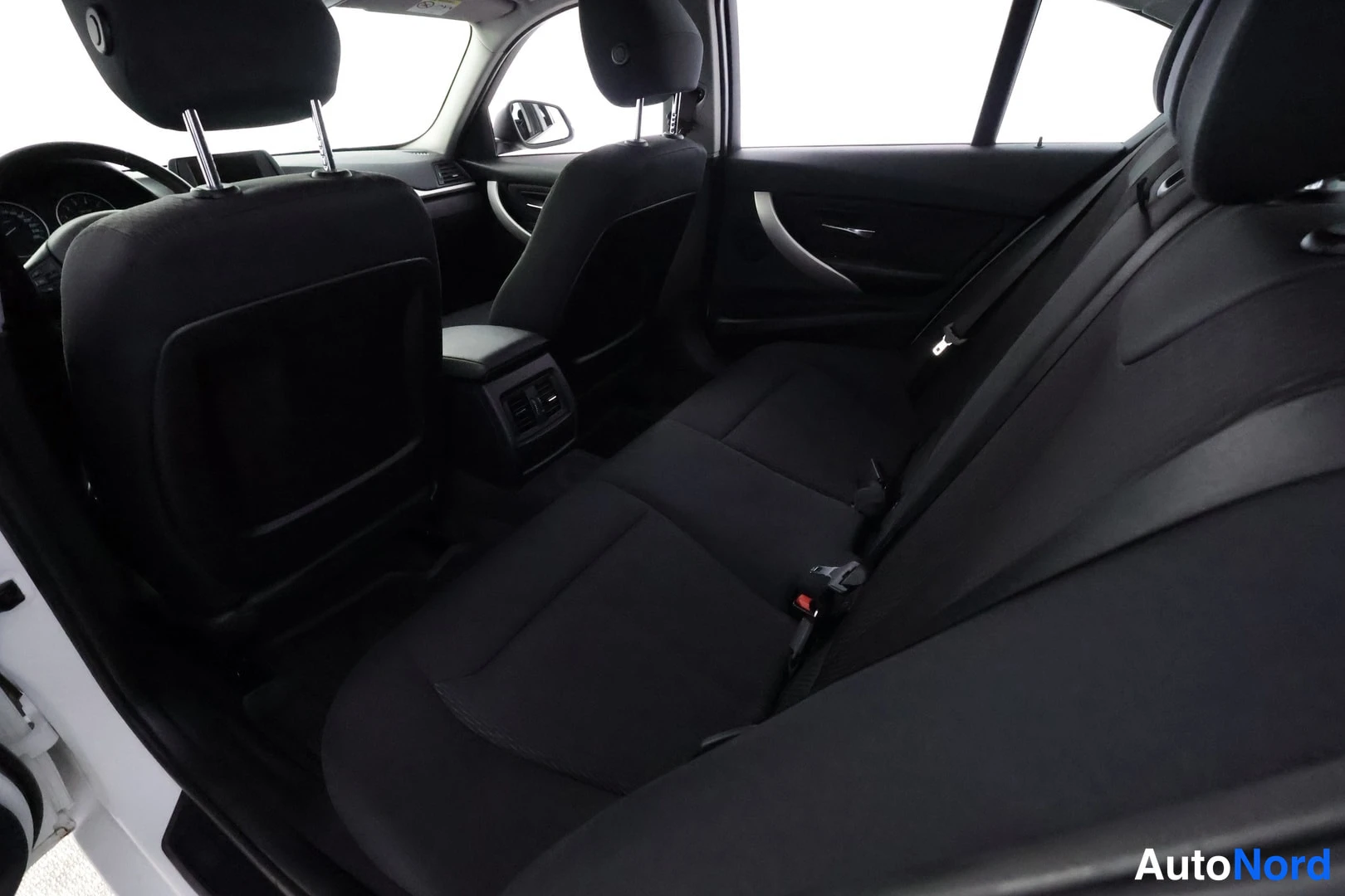 Valkoinen BMW 320i xDrive 2014, sivulta, kuva 4