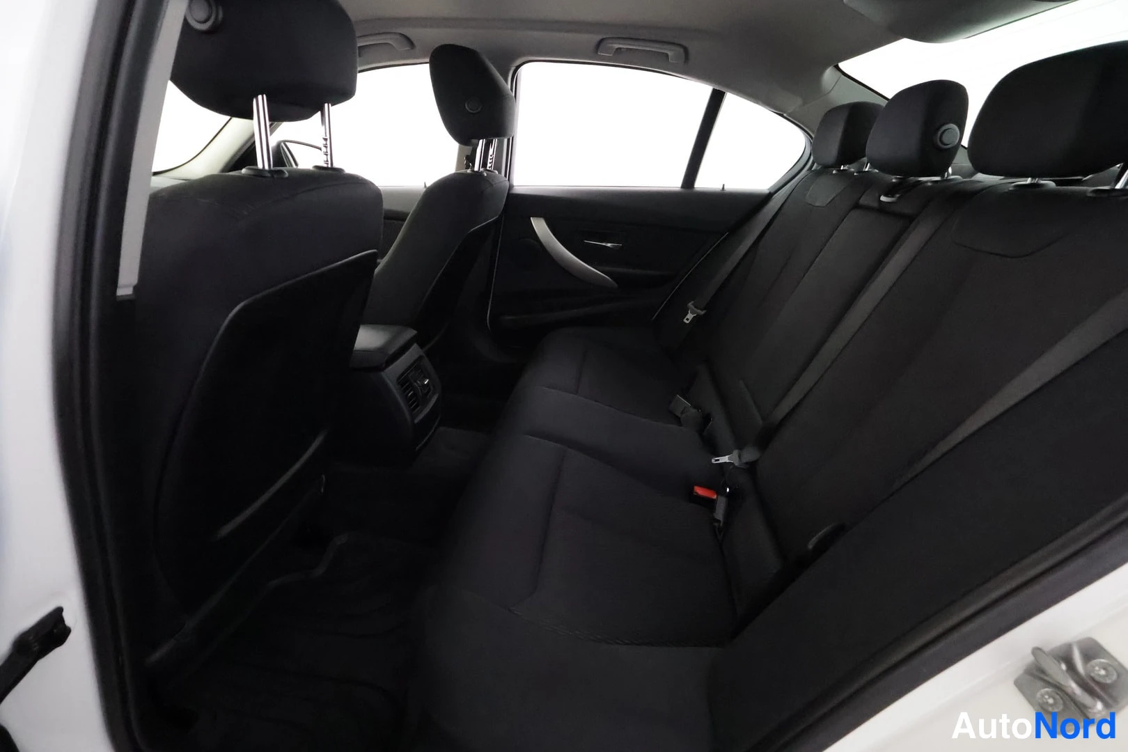 Valkoinen BMW 320i xDrive 2014, sivulta, kuva 5