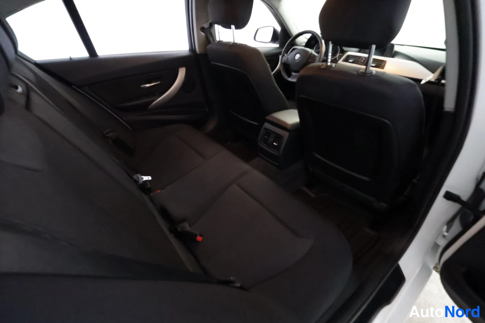 Valkoinen BMW 320i xDrive 2014, kuva 31