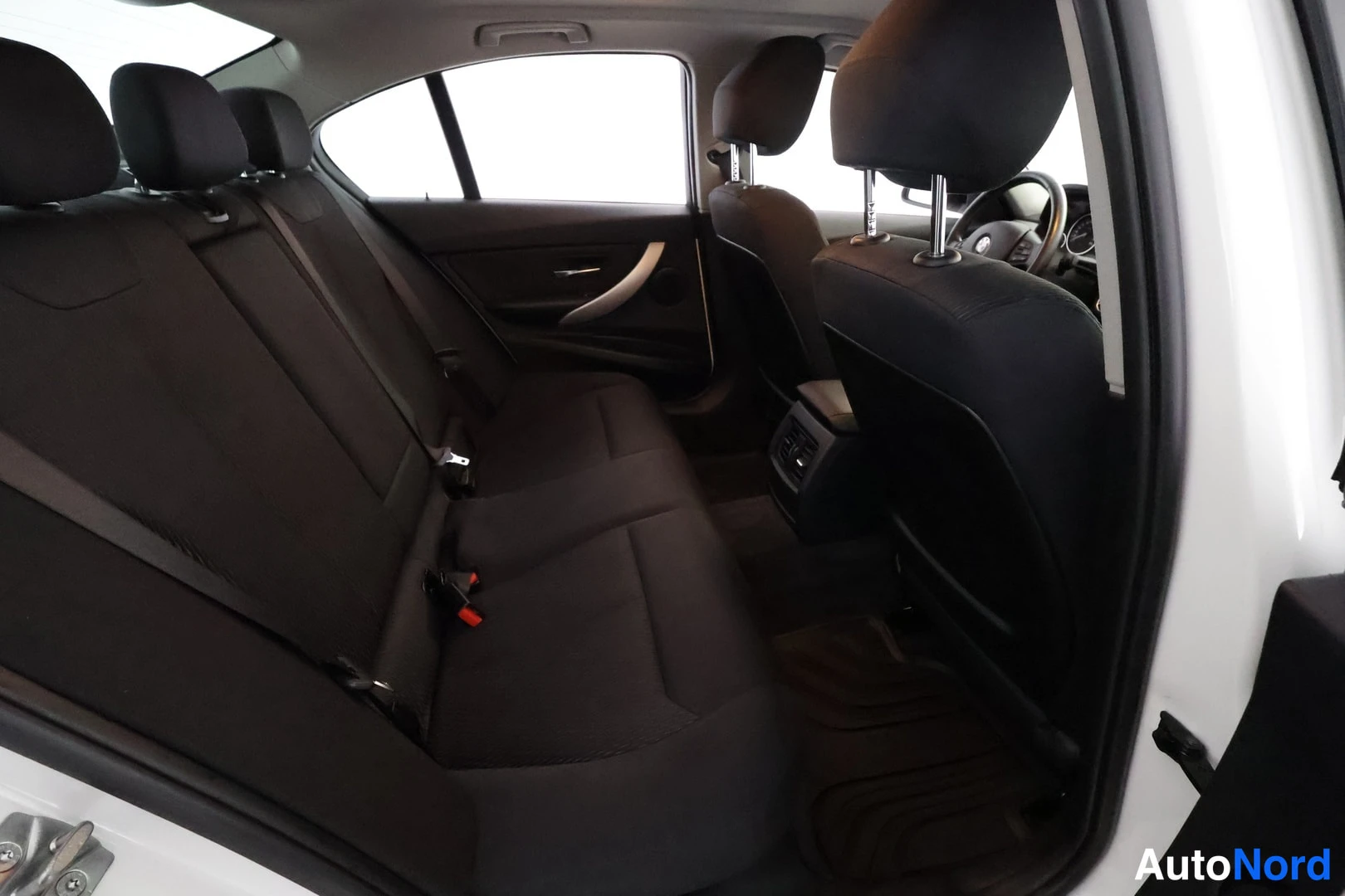 Valkoinen BMW 320i xDrive 2014, kuva 32