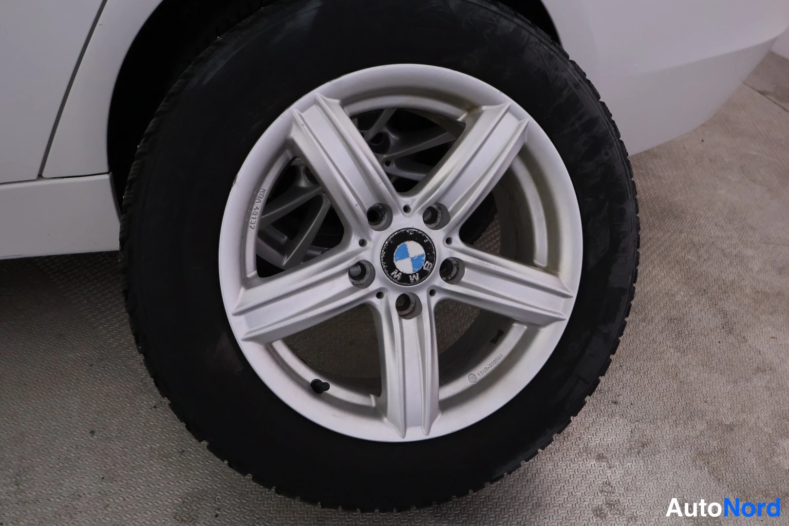 Valkoinen BMW 320i xDrive 2014, sivulta, kuva 6