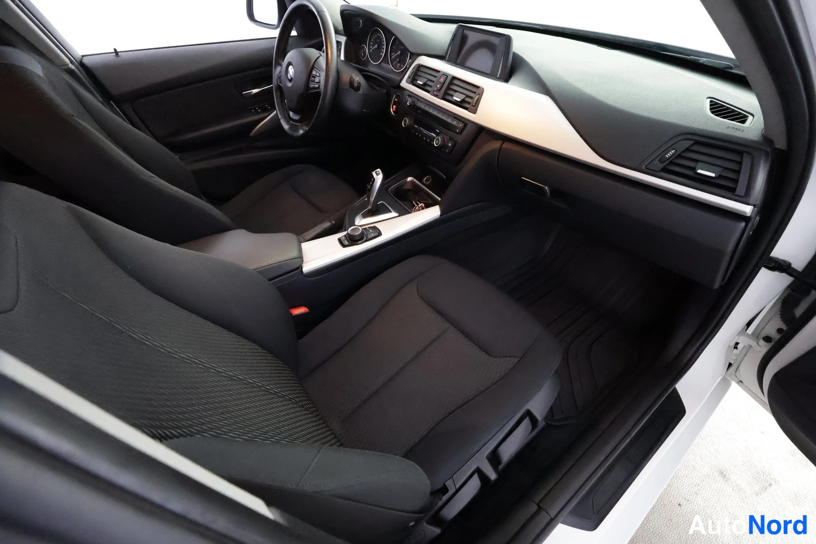 Valkoinen BMW 320i xDrive 2014, kuva 34