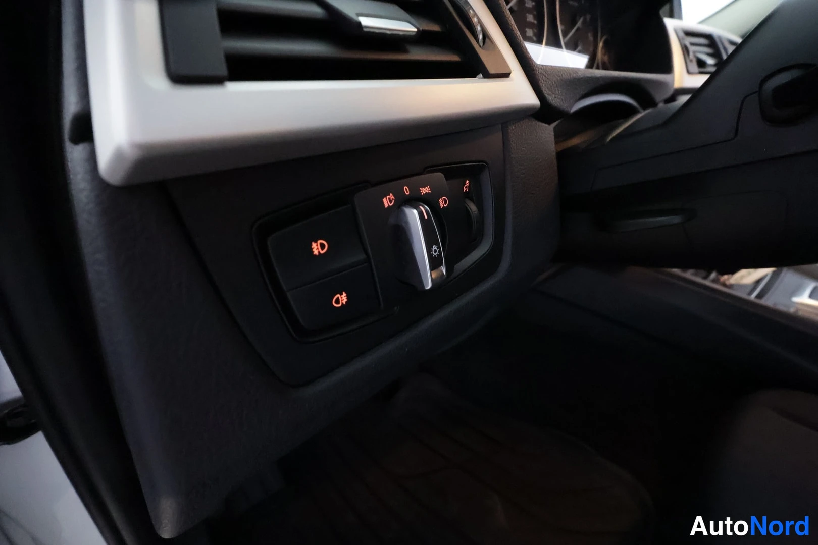 Valkoinen BMW 320i xDrive 2014, kuva 38