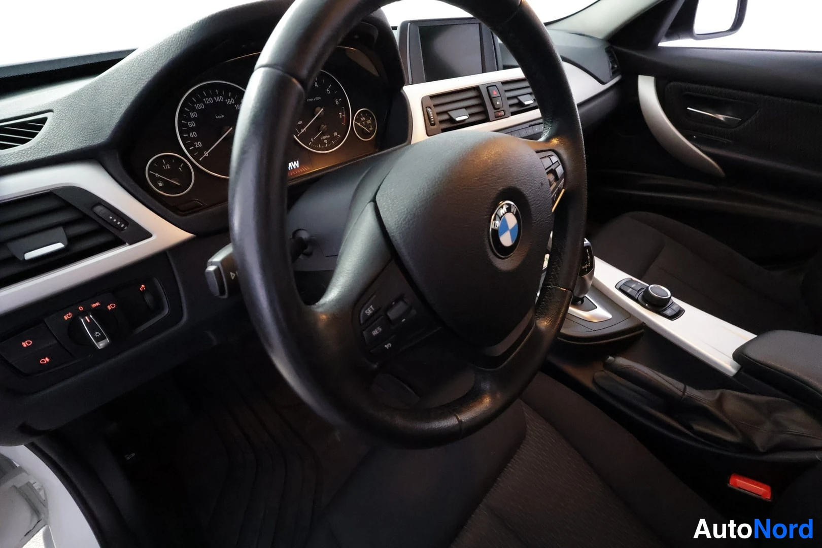 Valkoinen BMW 320i xDrive 2014, kuva 39