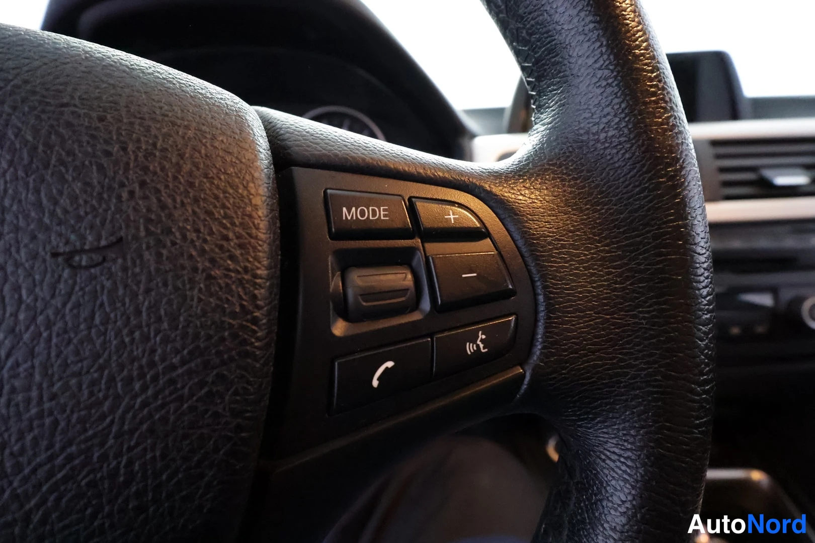 Valkoinen BMW 320i xDrive 2014, yksityiskohta, kuva 15