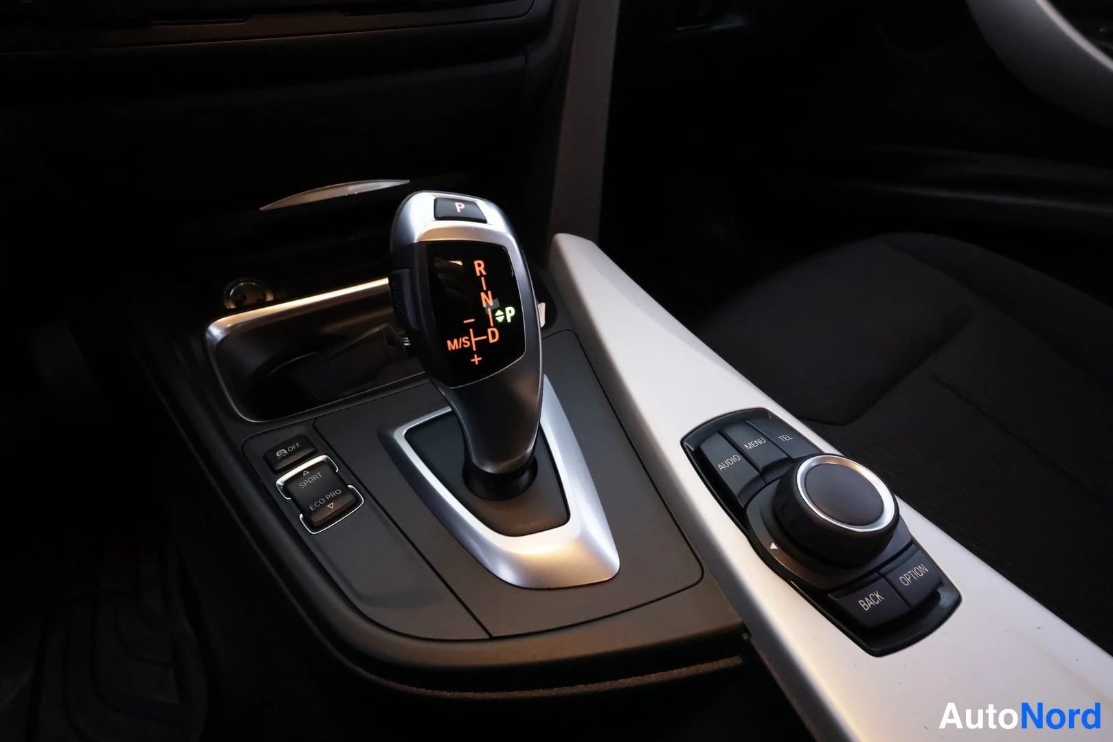 Valkoinen BMW 320i xDrive 2014, yksityiskohta, kuva 16