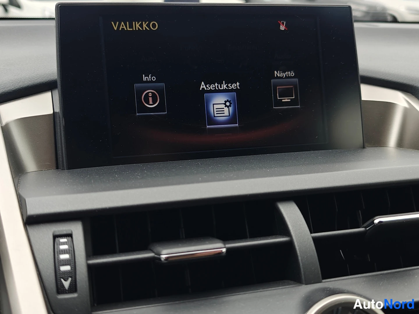 Muu: Auton kojelaudan infonäytöllä VALIKKO-valikko vaihtoehdoilla Info, Asetukset ja Näyttö.