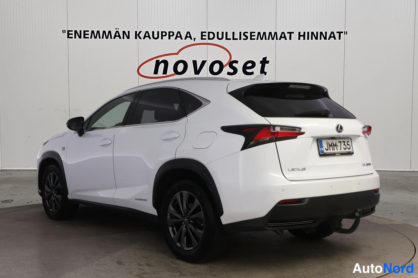 Valkoinen Lexus NX 300H 2017, takaviisto, kuva 4